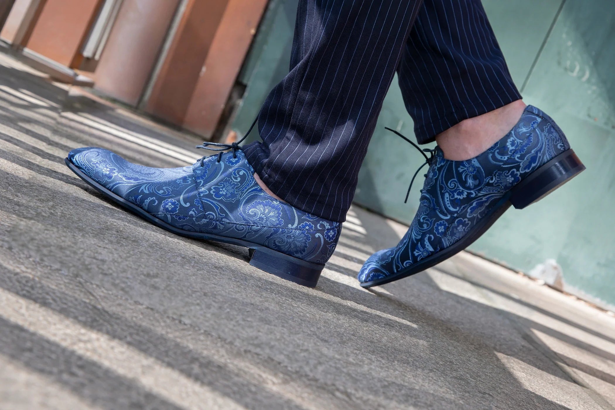 Blue Sassaniden gedragen met een donkerblauwe krijtstreeppantalon: kleur uit de schoenen keert terug in de outfit