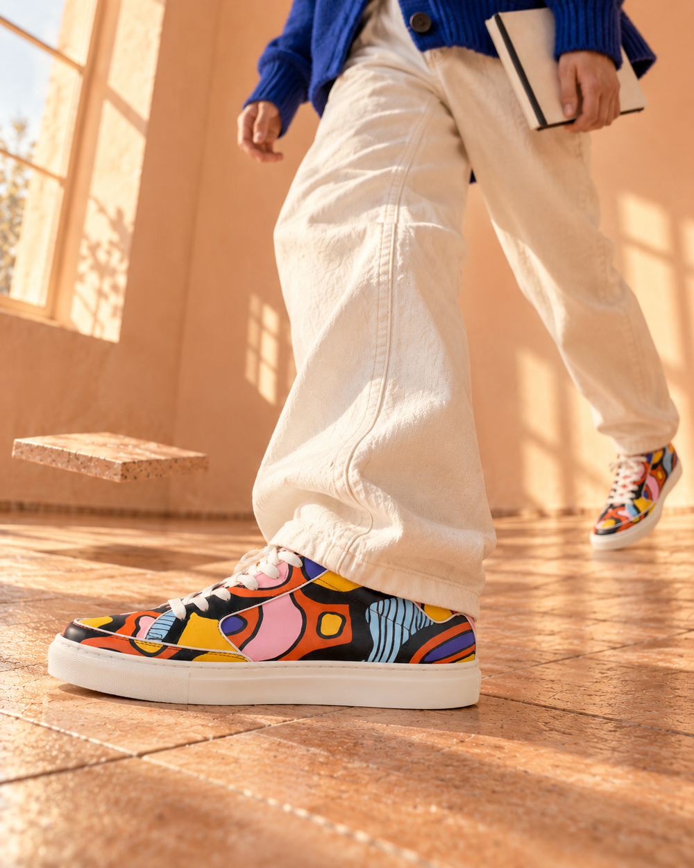 Abstract Spots sneakers met lichte wijde broek en blauw jasje — artistiek AI-stylingbeeld