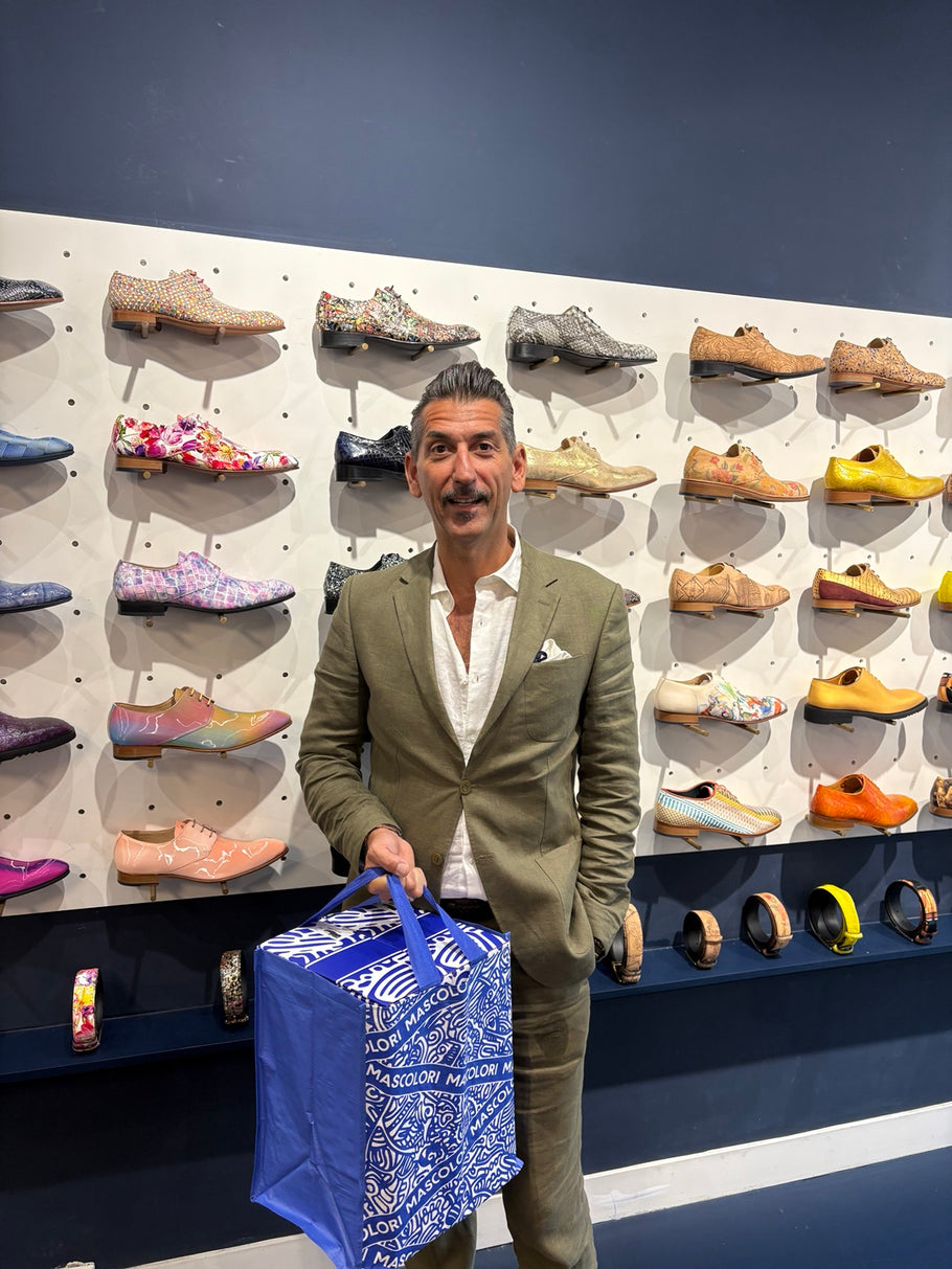 Mascolorist Danny Vera met Mascolori-tas in de winkel